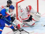 Zľava Darnell Nurse (Kanada), Oliver Okuliar (Slovensko), brankár Jet Greaves a Zach Whitecloud (obaja Kanada) v zápase základnej B-skupiny Slovensko - Kanada.