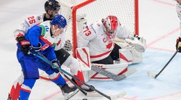 Zľava Darnell Nurse (Kanada), Oliver Okuliar (Slovensko), brankár Jet Greaves a Zach Whitecloud (obaja Kanada) v zápase základnej B-skupiny Slovensko - Kanada.