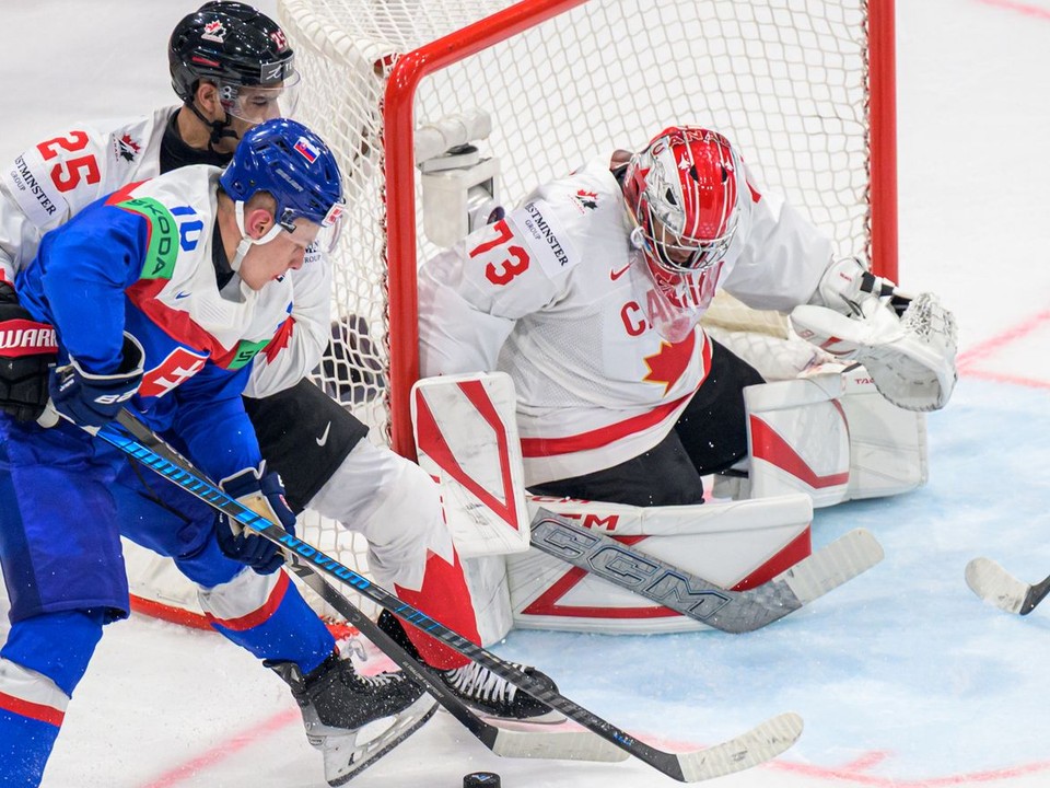 Zľava Darnell Nurse (Kanada), Oliver Okuliar (Slovensko), brankár Jet Greaves a Zach Whitecloud (obaja Kanada) v zápase základnej B-skupiny Slovensko - Kanada.
