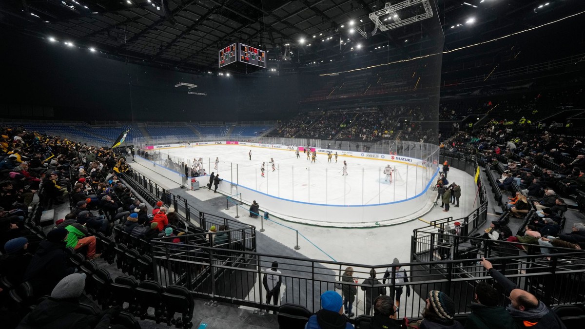 Hala v Miláne má za sebou premiéru. Duel museli prerušiť pre problémy s ľadom