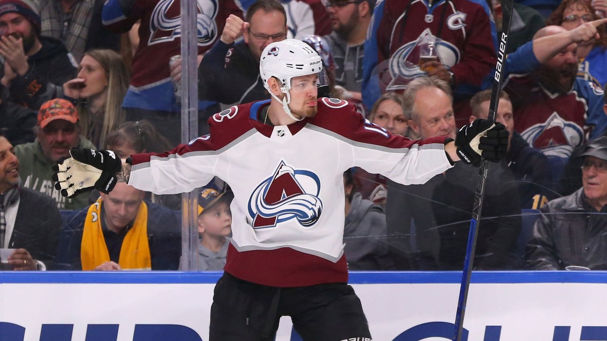 Útočník Colorada Avalanche Valerij Ničuškin oslavuje gól.