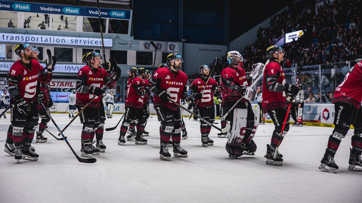 Oslavujúci hráči HC Sparta Praha.