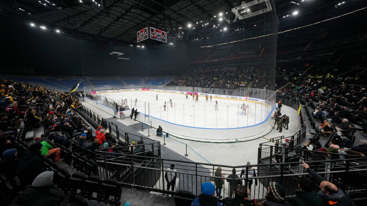 Hráči bojujú o puk počas Talianskeho pohára medzi tímami Kaltern Caldaro Rothoblaas a Varese na olympijskom testovacom podujatí v Miláne.