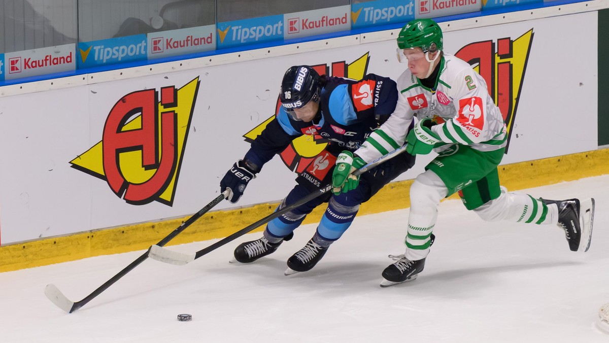 Marko Stacha (Nitra) a Arvid Stolt (Rögle) v zápase 6. kola základnej časti Ligy majstrov.