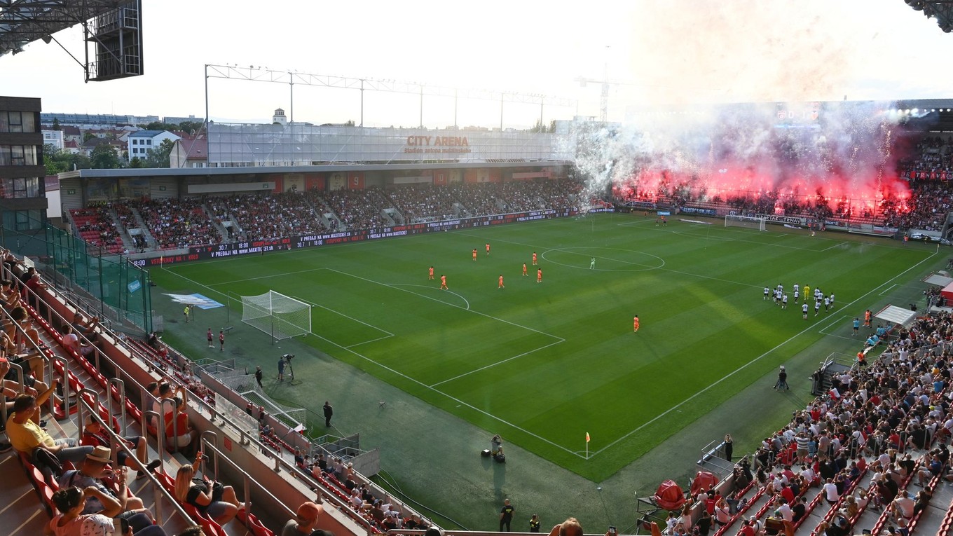 Fanúšikovia počas zápasu k oslavám storočnice Spartaka Trnava proti španielskemu klubu Valencia CF.