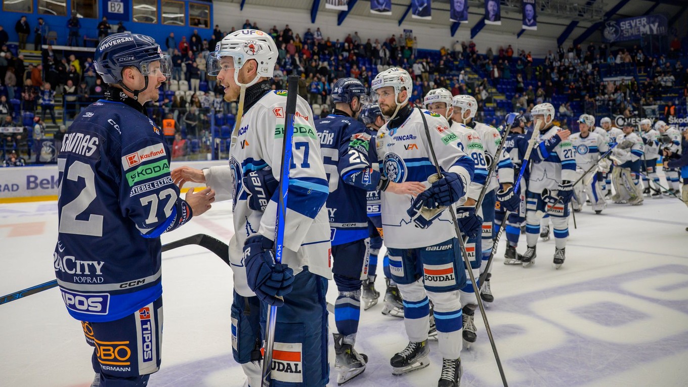 Hokejisti po zápase HK Poprad - HK Nitra v 6. dueli štvrťfinále play-off Tipos extraligy.