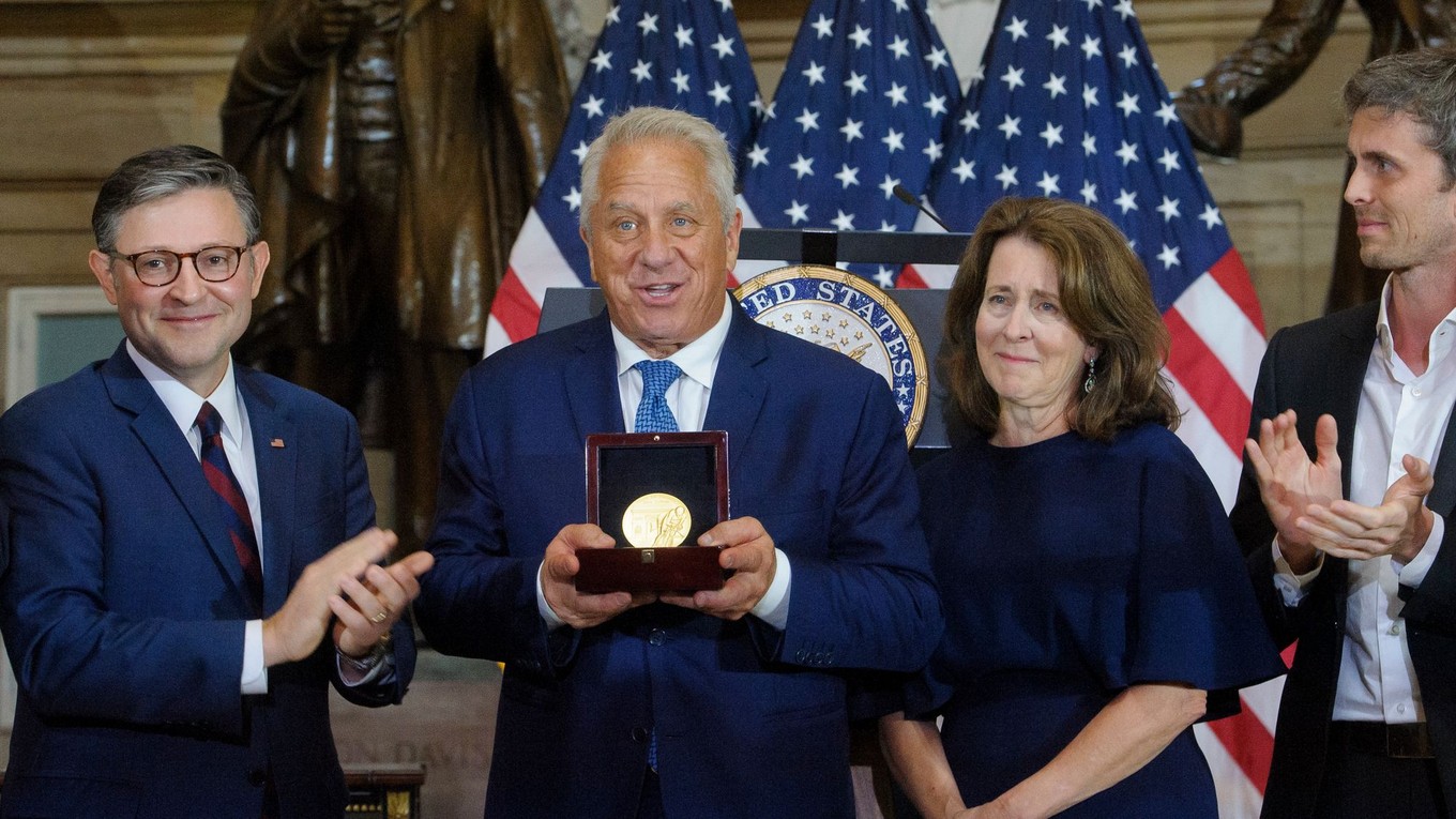 Greg LeMond si prevzal Zlatú medailu Kongresu USA.