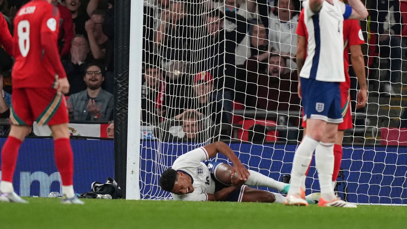 Ollie Watkins po náraze do bránkovej konštrukcie proti Walesu.