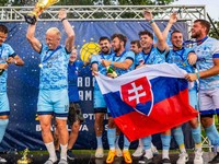 Slovenskí futbalisti oslavujú víťazstvo na turnaji. 