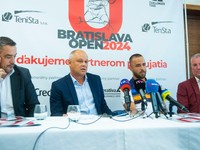 Zľava manažér Unicredit Bank Štefan Brychta, tenisový tréner Marián Vajda, slovenský tenista Andrej Martin a riaditeľ turnaja Branislav Stankovič.