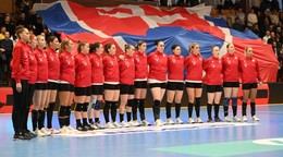 Slovenské reprezentantky v hádzanej počas štátnej hymny.