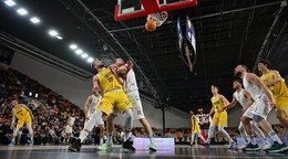 Gojko Sudžum (Inter Bratislava), Jozef Vojtek (Slávia SPU Nitra) počas zápasu 29. kola Niké SBL v basketbale mužov Inter Bratislava - Slávia SPU Nitra.