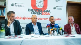 Zľava manažér Unicredit Bank Štefan Brychta, tenisový tréner Marián Vajda, slovenský tenista Andrej Martin a riaditeľ turnaja Branislav Stankovič.