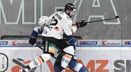 Na snímke zľava Marko Stacha (Nitra) a Filip Krivošík (Košice).