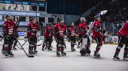 Oslavujúci hráči HC Sparta Praha.