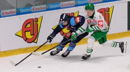 Marko Stacha (Nitra) a Arvid Stolt (Rögle) v zápase 6. kola základnej časti Ligy majstrov.