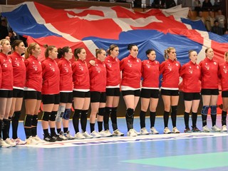 Slovenské reprezentantky v hádzanej počas štátnej hymny.