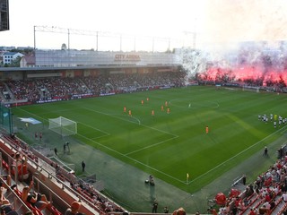 Fanúšikovia počas zápasu k oslavám storočnice Spartaka Trnava proti španielskemu klubu Valencia CF.