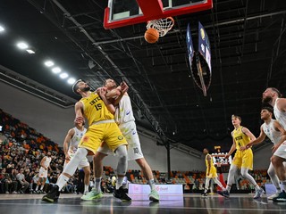 Gojko Sudžum (Inter Bratislava), Jozef Vojtek (Slávia SPU Nitra) počas zápasu 29. kola Niké SBL v basketbale mužov Inter Bratislava - Slávia SPU Nitra.