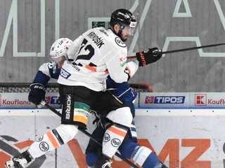 Na snímke zľava Marko Stacha (Nitra) a Filip Krivošík (Košice).