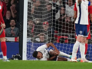 Ollie Watkins po náraze do bránkovej konštrukcie proti Walesu.