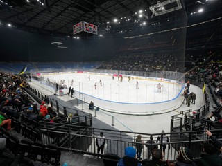 Hráči bojujú o puk počas Talianskeho pohára medzi tímami Kaltern Caldaro Rothoblaas a Varese na olympijskom testovacom podujatí v Miláne.