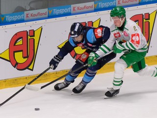 Marko Stacha (Nitra) a Arvid Stolt (Rögle) v zápase 6. kola základnej časti Ligy majstrov.