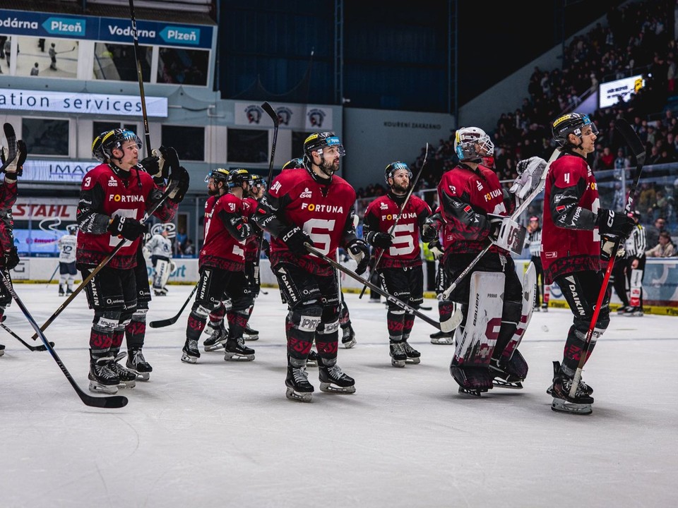 Oslavujúci hráči HC Sparta Praha.