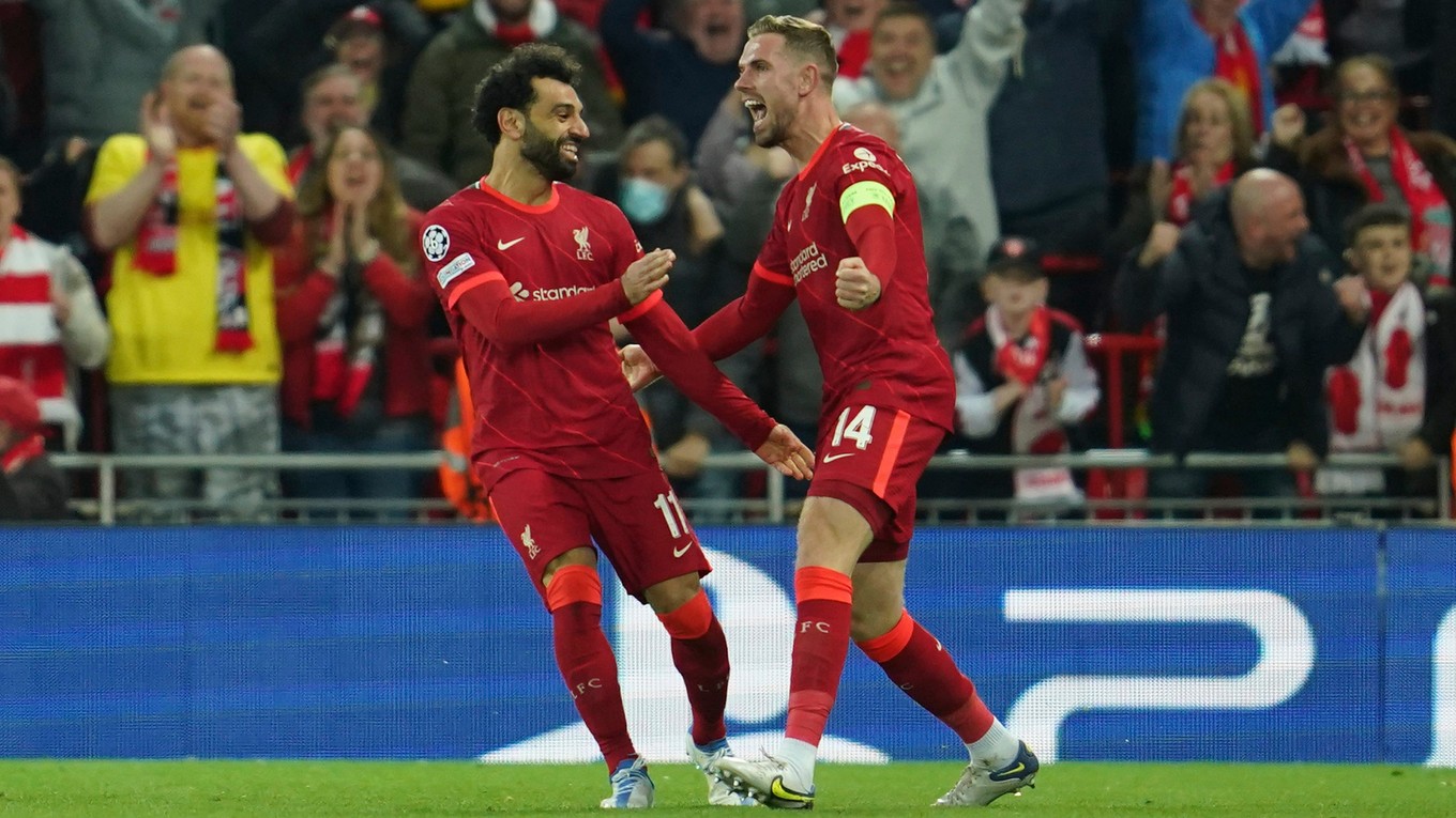 Jordan Henderson (vpravo) a Mohamed Salah v drese Liverpoolu. 