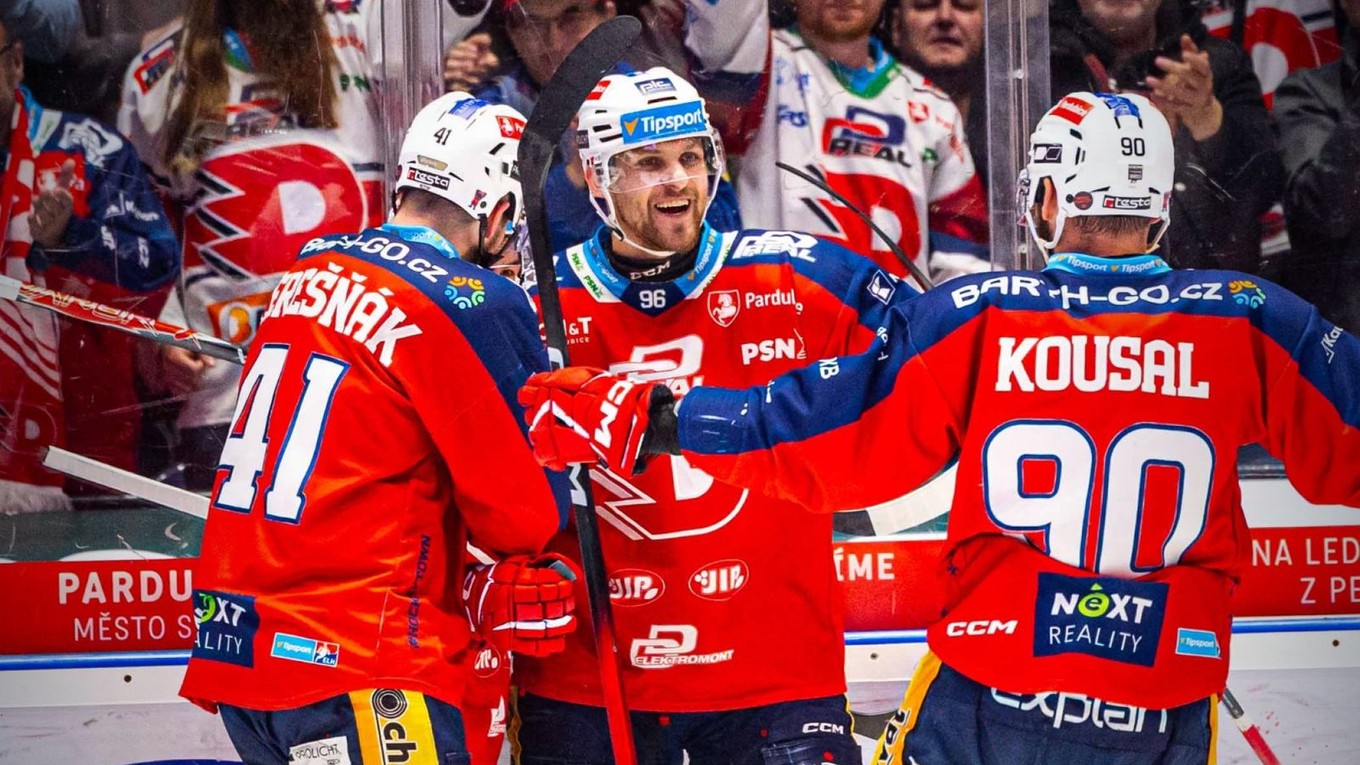 Hokejisti Pardubíc oslavujú gól. 