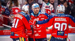 Hokejisti Pardubíc oslavujú gól. 