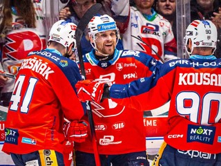 Hokejisti Pardubíc oslavujú gól. 