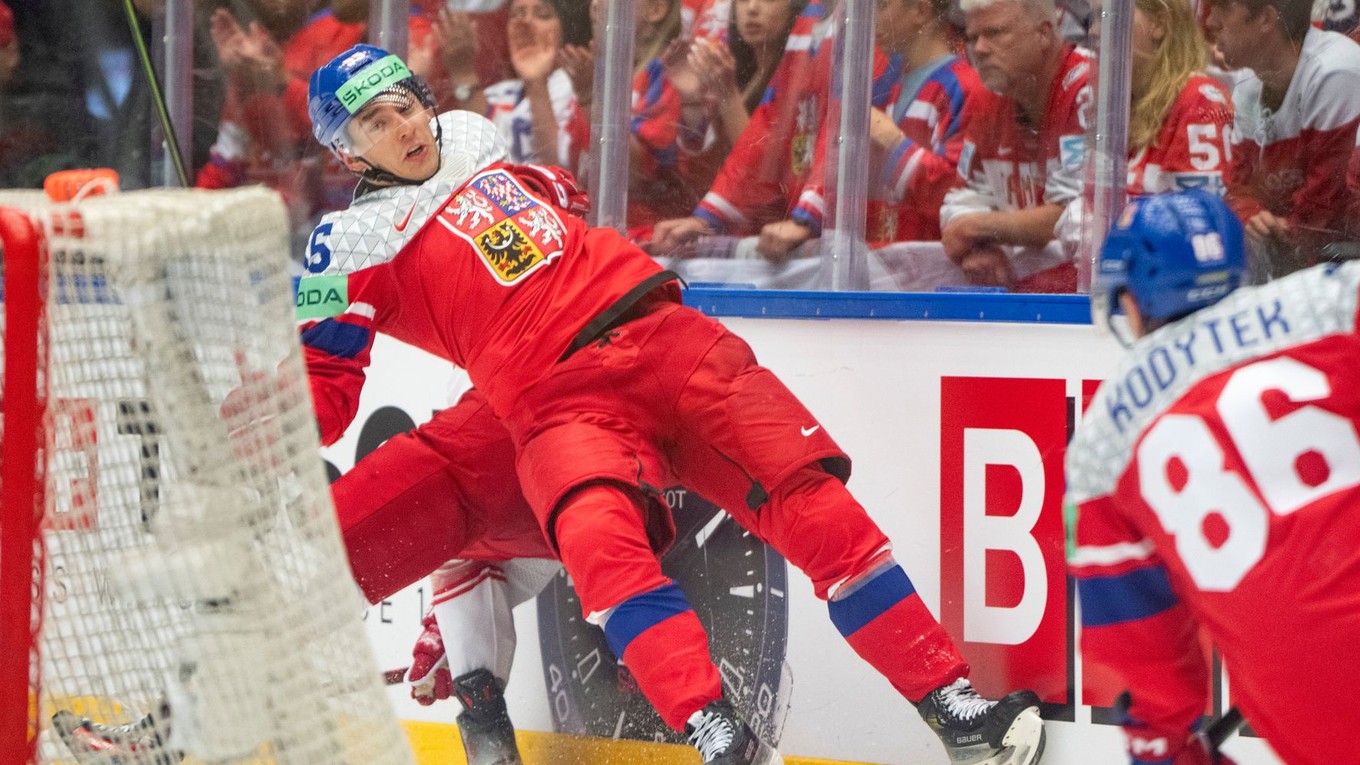 Český obranca Libor Hájek v súboji proti Dánsku na MS v hokeji 2025.