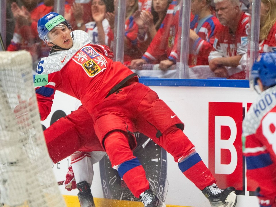 Český obranca Libor Hájek v súboji proti Dánsku na MS v hokeji 2025.