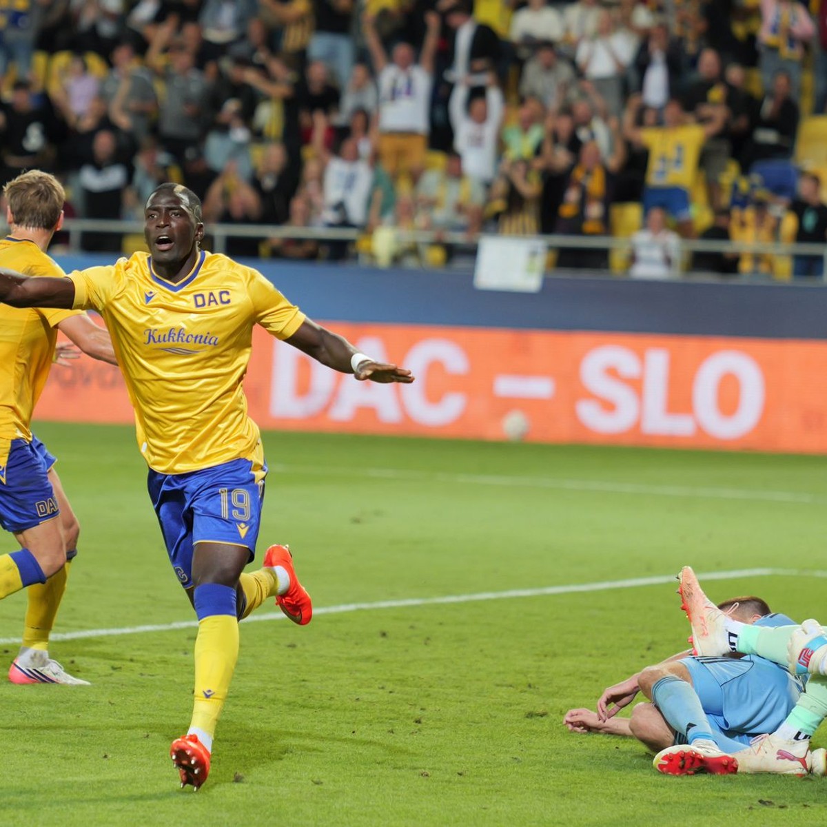 Na snímke hráč Alioune Sylla (DAC) sa teší z gólu počas zápasu 7. kola futbalovej Niké ligy FC DAC 1904 Dunajská Streda - ŠK Slovan Bratislava v Dunajskej Strede.