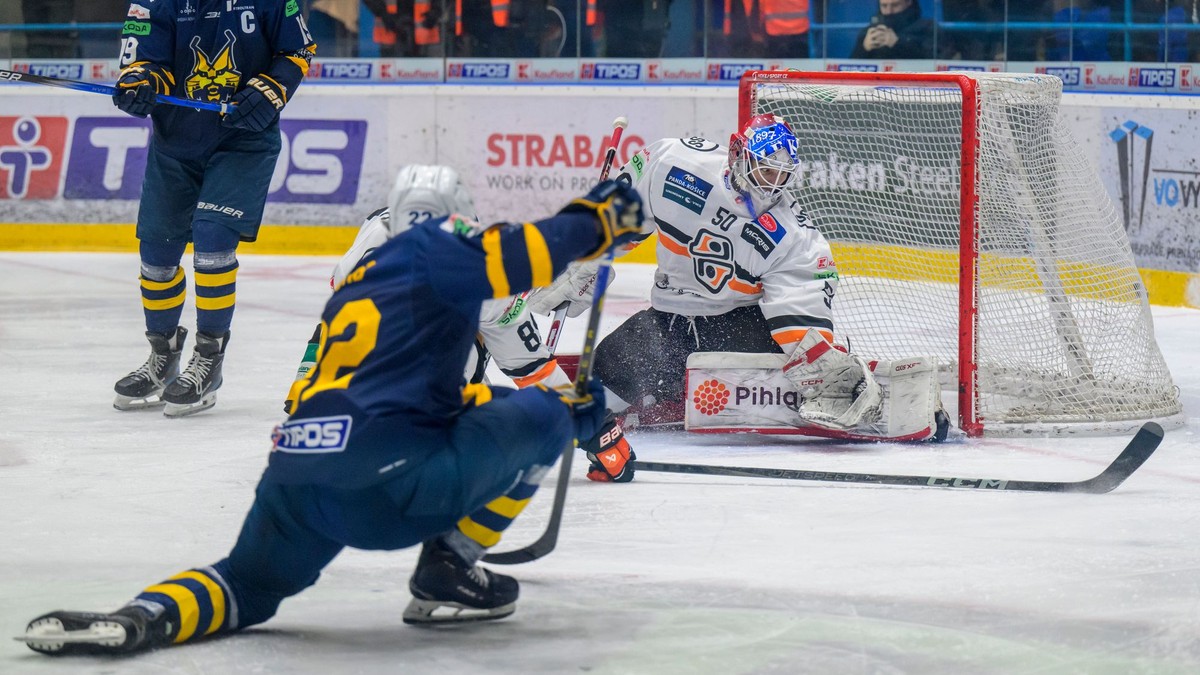 Vľavo dole Connor Ford (Spišská Nová Ves) strieľa tretí gól Spišskej Novej Vsi počas zápasu 36. kola Tipos extraligy HK Spišská Nová Ves - HC Košice.