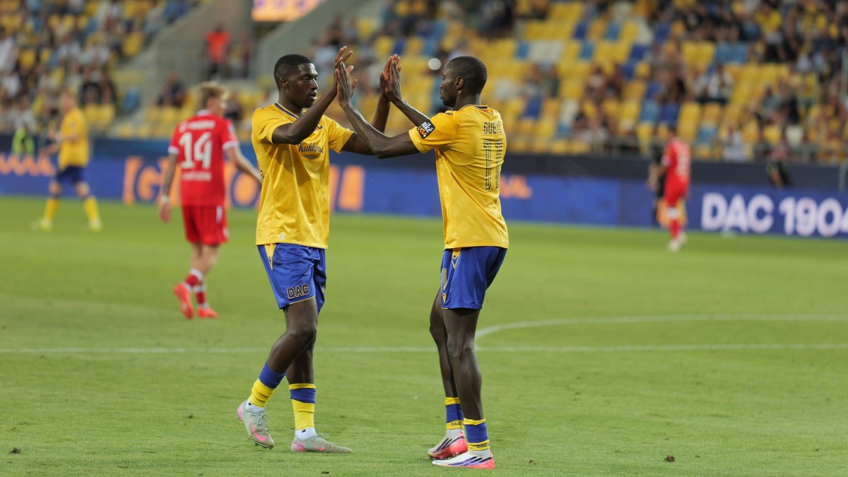 Samsindin Ouro (DAC, vľavo) sa teší z gólu, ktorý strelil jeho spoluhráč Adbouulaye Gueye (vpravo) počas odvetného zápasu 3. predkola Konferenčnej ligy vo futbale FC DAC 1904 Dunajská Streda - FC Twente Enschede.