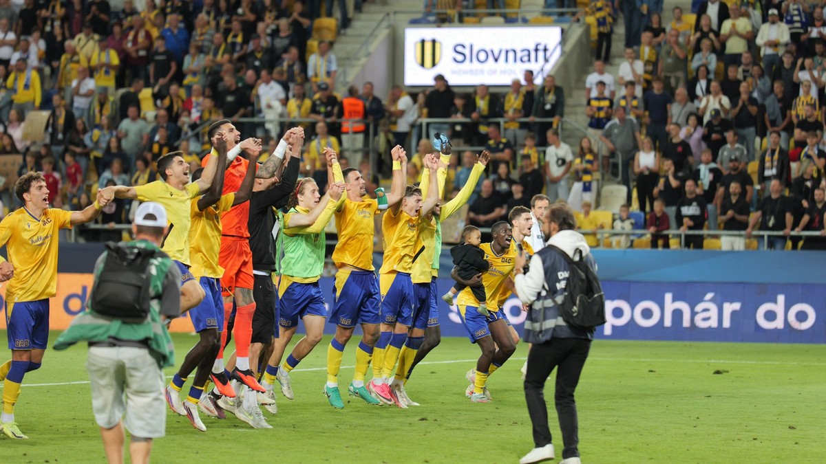 Na snímke hráči FC DAC 1904 Dunajská Streda sa tešia z víťazstva 2:0 po zápase 7. kola futbalovej Niké ligy FC DAC 1904 Dunajská Streda - ŠK Slovan Bratislava.