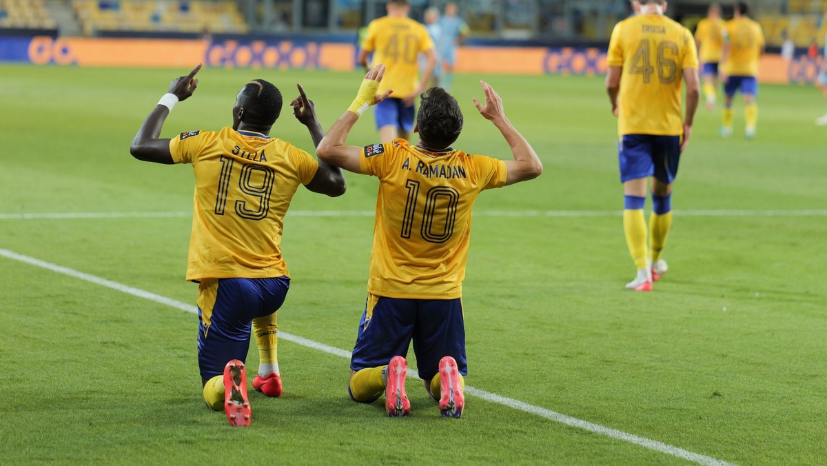 Vľavo Alioune Sylla (DAC) a jeho spoluhráč Ammar Ramadan sa tešia z gólu v zápase DAC - Slovan Bratislava.