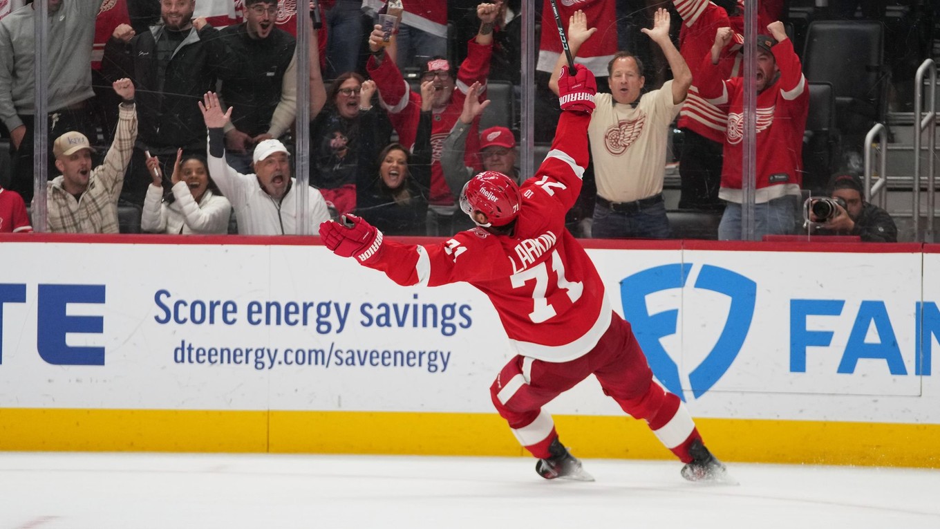Dylan Larkin oslavuje gól v sieti Tampa Bay Lighting.