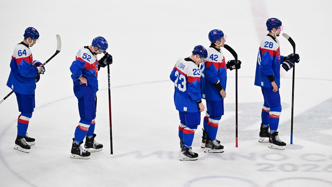 Slovenskí hokejisti po prehre s USA v semifinále ZOH 2026.