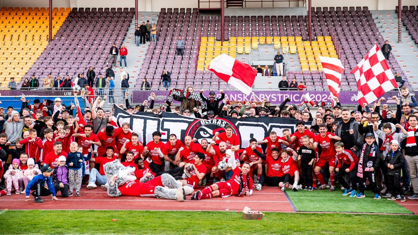 Hráči Banskej Bystrice sa tešia z postupu.