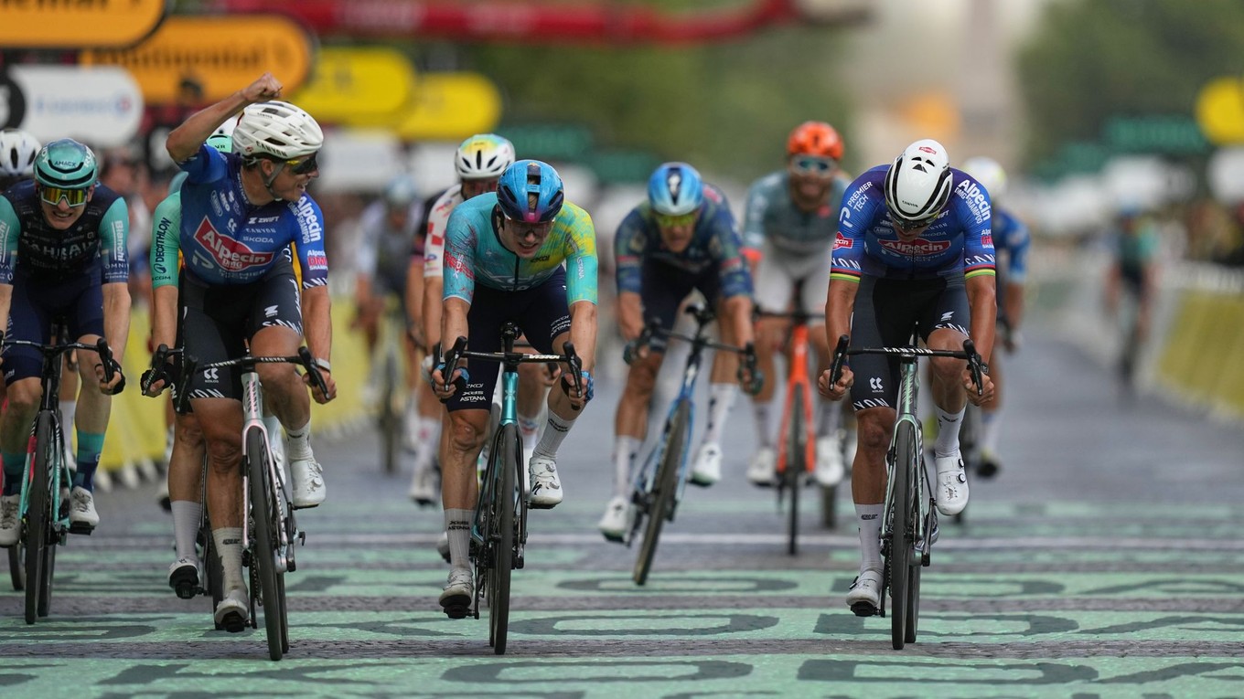 Jasper Philipsen a Mathieu van der Poel v závere 21. etapy na Tour de France 2026. 