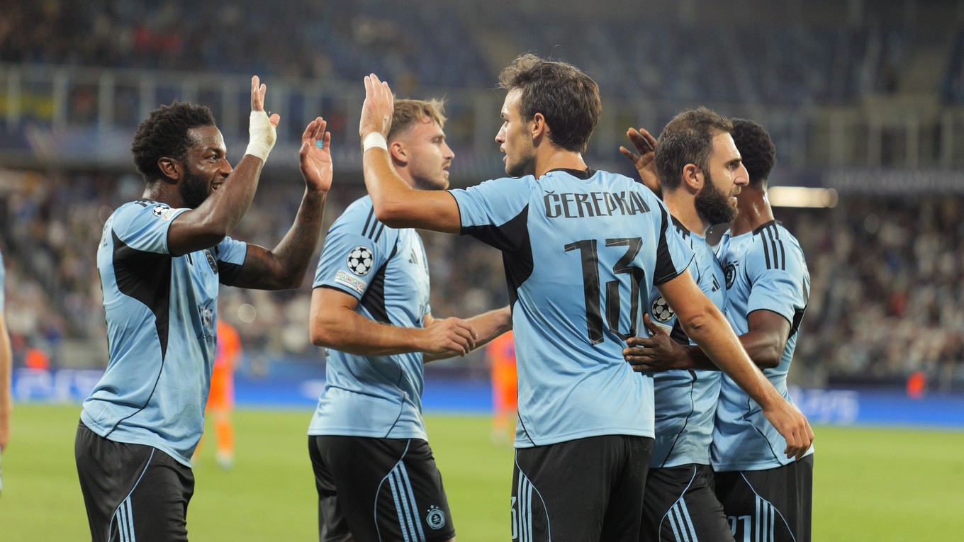 Uprostred vpravo Roman Čerepkai (Slovan) sa teší z gólu