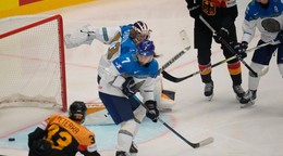 Maksymilian Szuber, dáva úvodný gól počas zápasu Nemecko - Kazachstan na MS v hokeji 2024.