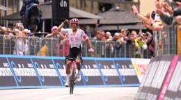 Ekvádorský cyklista Richard Carapaz oslavuje víťazstvo v 11. etape Giro d'Italia 2025.