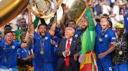 Prezident Donald Trump na pódiu počas osláv FC Chelsea po triumfe na MS klubov 2025.