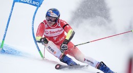 Marco Odermatt počas obrovského slalomu v Adelbodene.