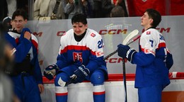 Smútok hráčov Slovenska po prehre vo finálovom zápase medzi Slovenskom a Švédskom na hokejových majstrovstvách sveta hráčov do 18 rokov v Trenčíne.