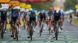 Jasper Philipsen a Mathieu van der Poel v závere 21. etapy na Tour de France 2026.
